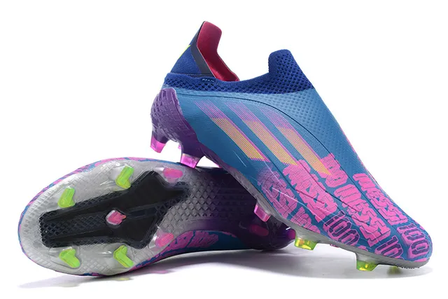 Adidas Chaussures de football bleu violet à la cheville basse, emboîtement chaussette, motif dégradé à trois bandes sur terrain ferme 3