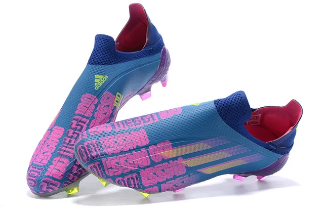 Adidas Chaussures de football bleu violet à la cheville basse, emboîtement chaussette, motif dégradé à trois bandes sur terrain ferme 4