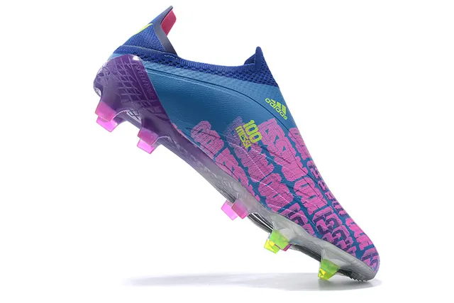 Adidas Chaussures de football bleu violet à la cheville basse, emboîtement chaussette, motif dégradé à trois bandes sur terrain ferme 5