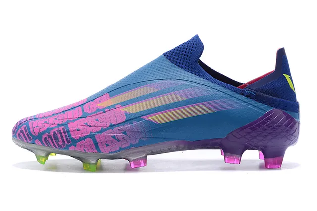 Adidas Chaussures de football bleu violet à la cheville basse, emboîtement chaussette, motif dégradé à trois bandes sur terrain ferme 7