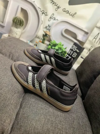 Adidas 棕褐米色 无鞋带 橡胶底 玛丽珍鞋 7