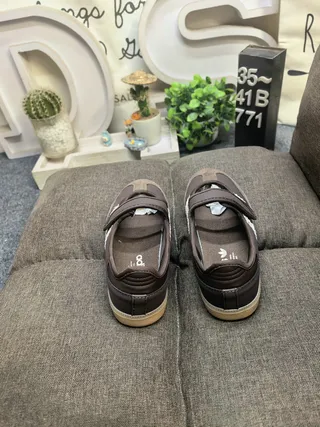 Adidas 棕褐米色 无鞋带 橡胶底 玛丽珍鞋 8