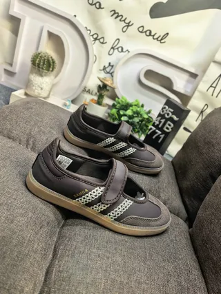 Adidas 棕褐米色 无鞋带 橡胶底 玛丽珍鞋 9