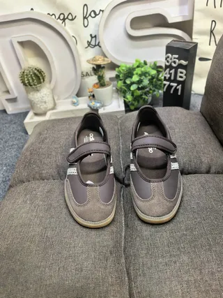 Adidas 棕褐米色 无鞋带 橡胶底 玛丽珍鞋 10