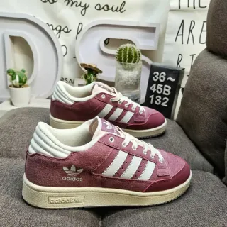 أديداس حذاء رياضي أسلوب حياة بورجوندي أبيض سويدي Three Stripes