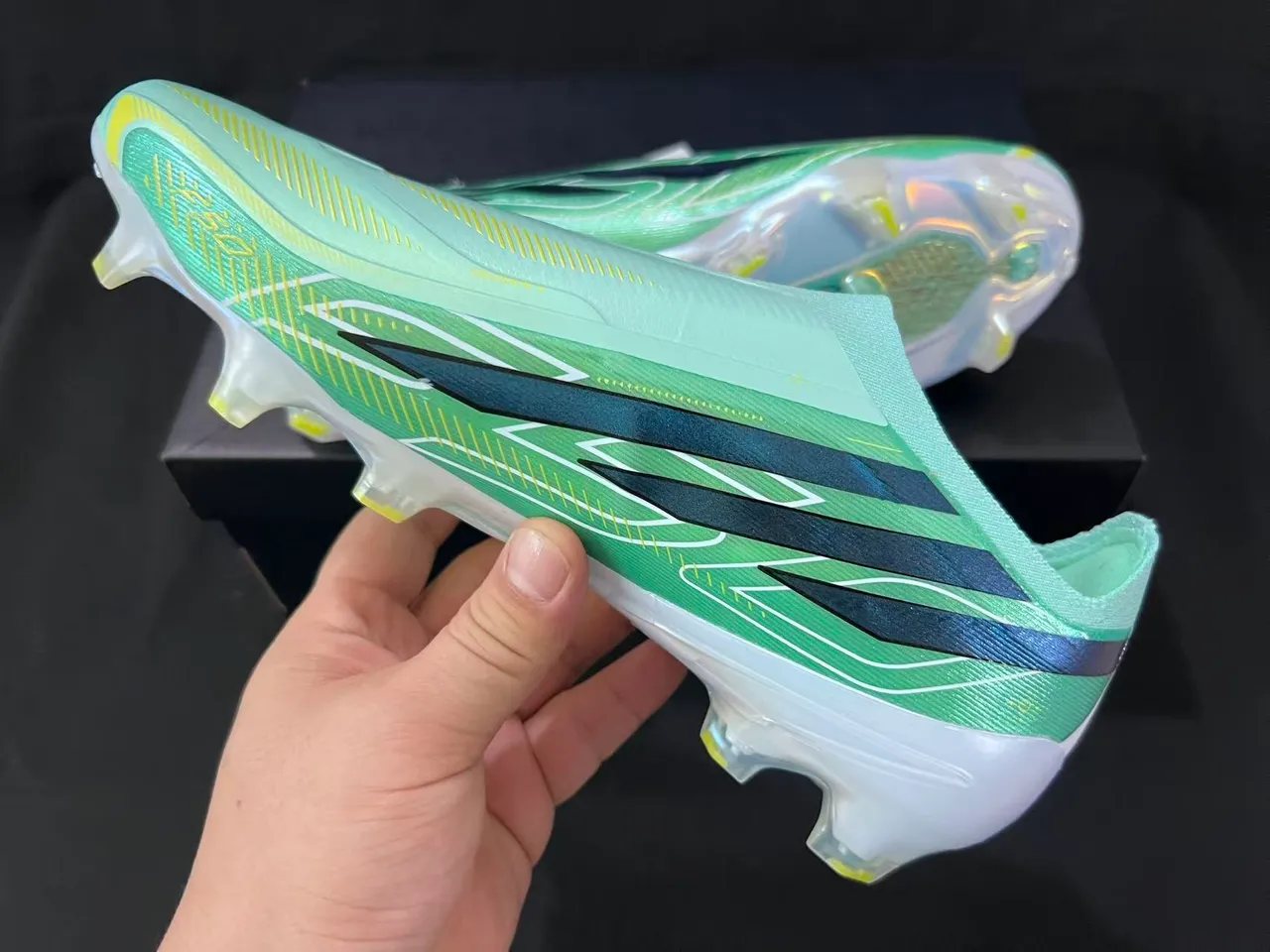 Adidas F50 हरी नीली सॉक-फिट कॉलर इरिडेसेंट Three Stripes Firm-Ground फुटबॉल जूते 4