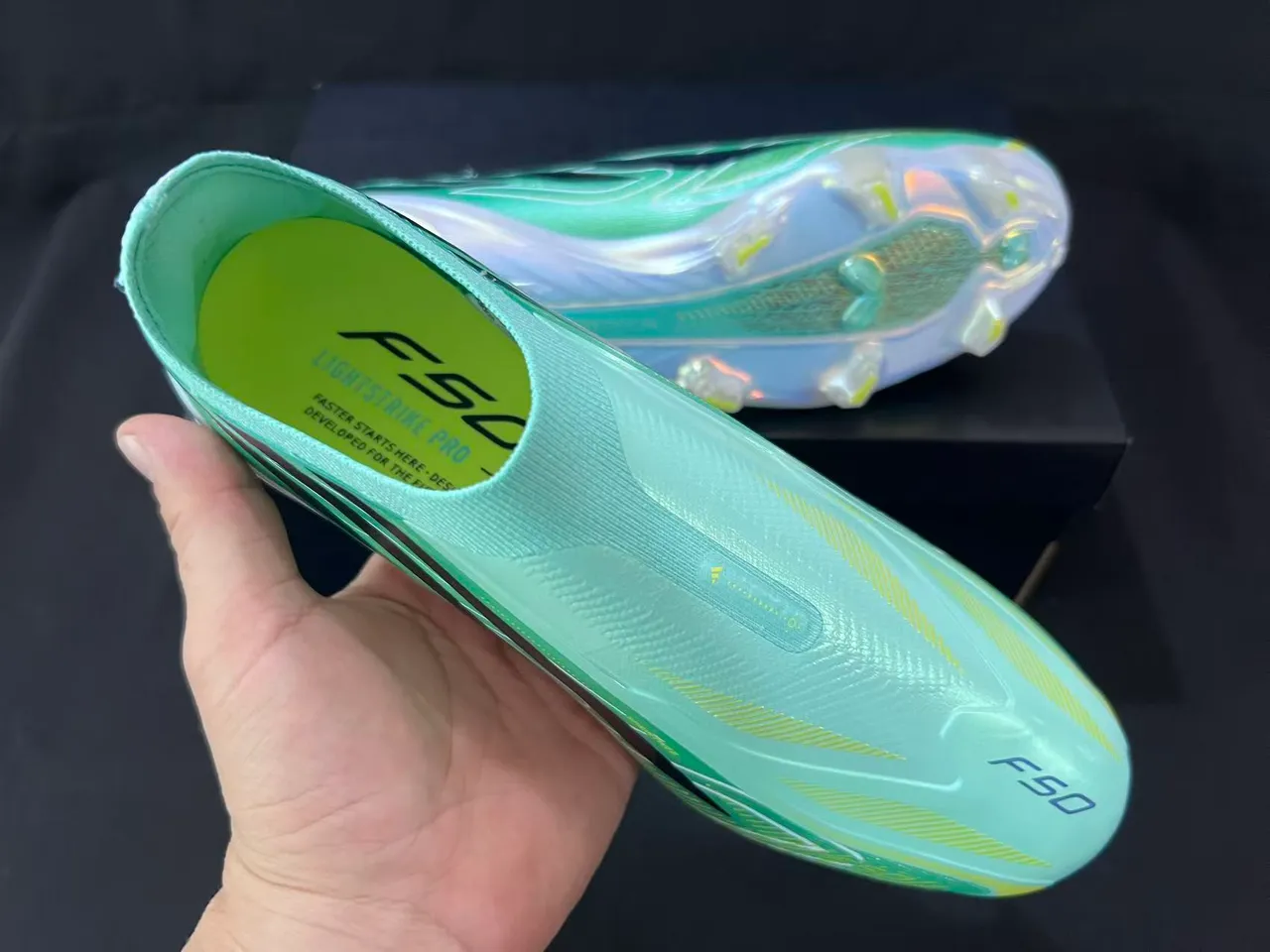 Adidas F50 हरी नीली सॉक-फिट कॉलर इरिडेसेंट Three Stripes Firm-Ground फुटबॉल जूते 5