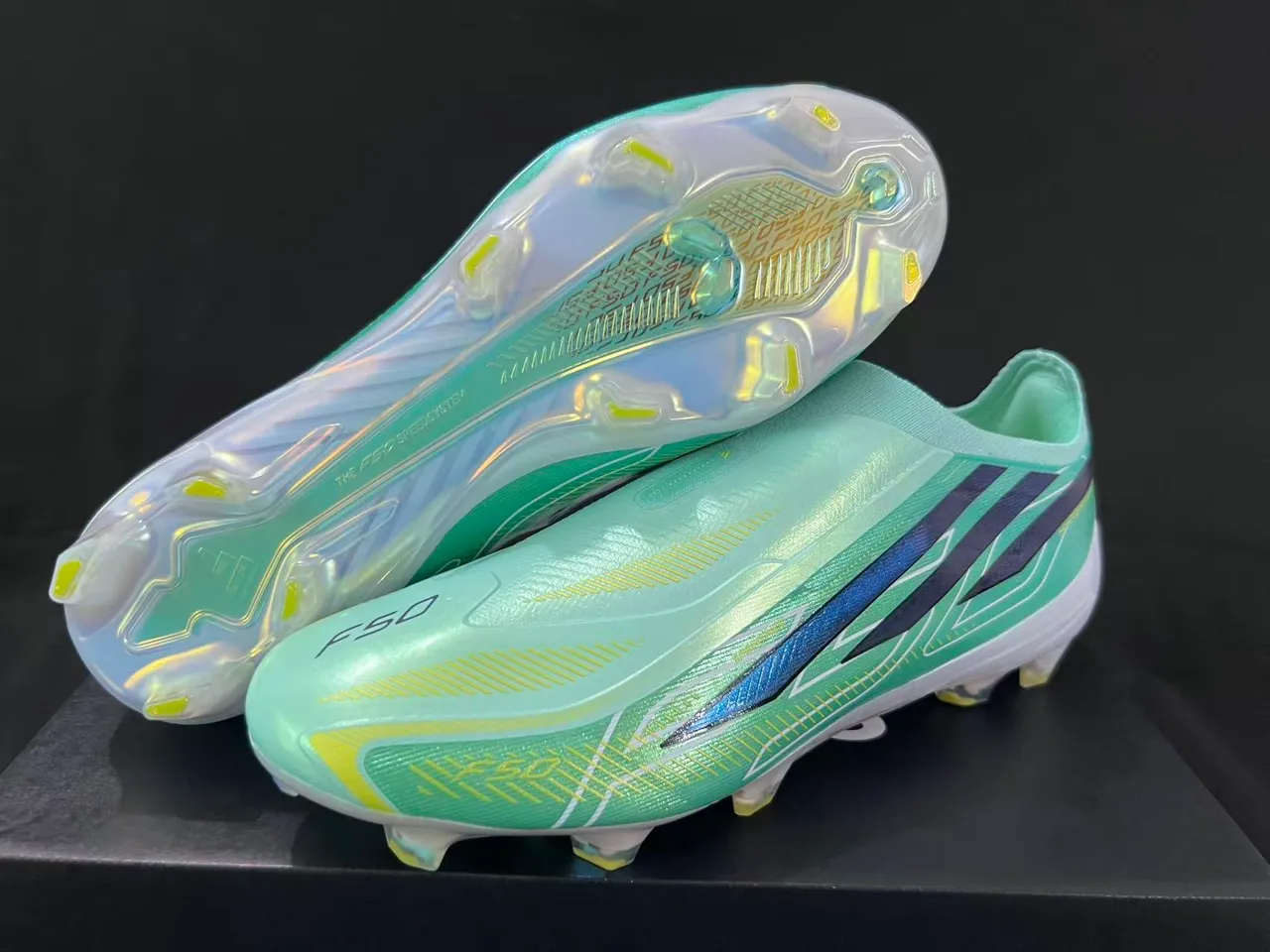 Adidas F50 हरी नीली सॉक-फिट कॉलर इरिडेसेंट Three Stripes Firm-Ground फुटबॉल जूते 8