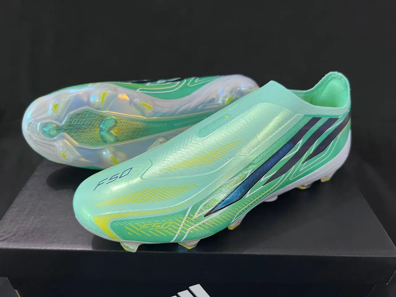 Adidas F50 हरी नीली सॉक-फिट कॉलर इरिडेसेंट Three Stripes Firm-Ground फुटबॉल जूते 9