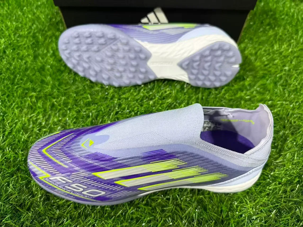 Adidas F50 Sparkfusion Light Gray Purple Neon Lime أحذية كرة القدم للعشب الاصطناعي 2