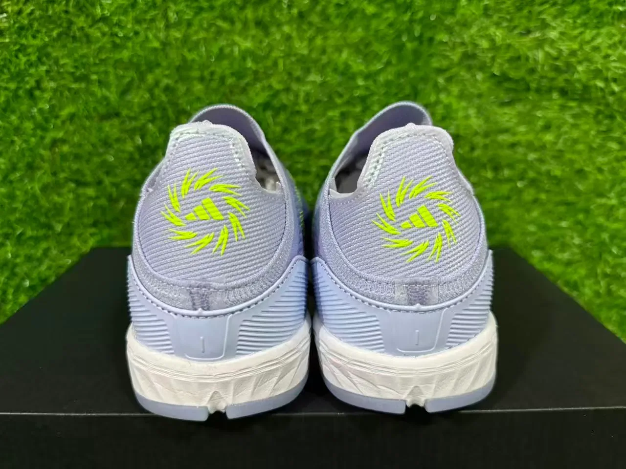 Adidas F50 Sparkfusion Light Gray Purple Neon Lime أحذية كرة القدم للعشب الاصطناعي 4