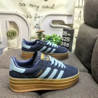 Adidas Gazelle أحذية رياضية أسلوب حياة بنبيجة وأزرق فاتح من المخمل