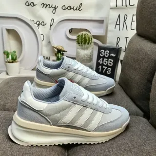 Adidas رمادية وبيضاء منخفضة التقليد ثلاث شرائط لوحة جانبية نمط حياة