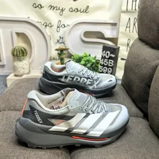 Adidas Tênis de corrida cinza e branco com upper de malha e painel lateral de três listras