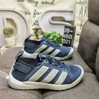 أديداس Navy White حذاء رياضي أسلوب حياة مع شبكة مثقبة في الأعلى ولوح جانبي بثلاث شرائط