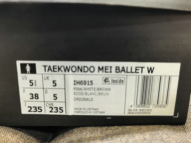 Adidas गुलाबी भूरी लेसहीन उभरा हुआ फूल ऊपरी बैलेट फ्लैट 2
