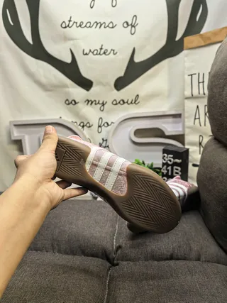 Adidas गुलाबी भूरी लेसहीन उभरा हुआ फूल ऊपरी बैलेट फ्लैट 4