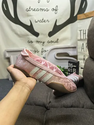 Adidas गुलाबी भूरी लेसहीन उभरा हुआ फूल ऊपरी बैलेट फ्लैट 5