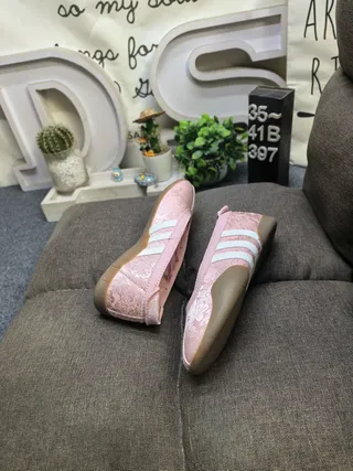 Adidas गुलाबी भूरी लेसहीन उभरा हुआ फूल ऊपरी बैलेट फ्लैट 6