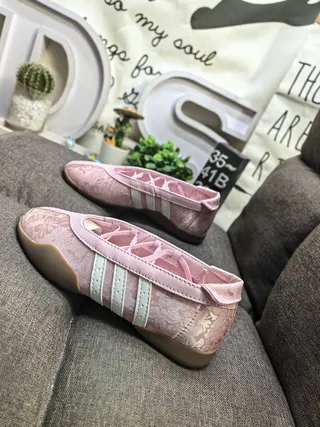 Adidas गुलाबी भूरी लेसहीन उभरा हुआ फूल ऊपरी बैलेट फ्लैट 7