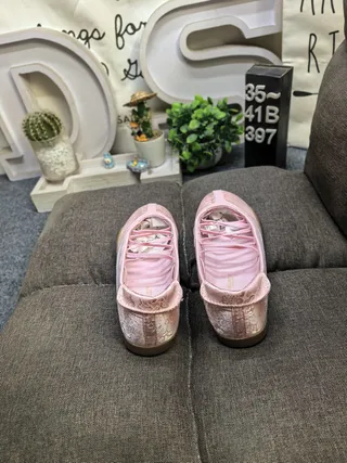 Adidas गुलाबी भूरी लेसहीन उभरा हुआ फूल ऊपरी बैलेट फ्लैट 8