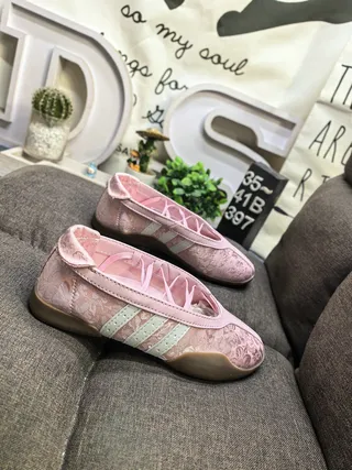 Adidas गुलाबी भूरी लेसहीन उभरा हुआ फूल ऊपरी बैलेट फ्लैट 9