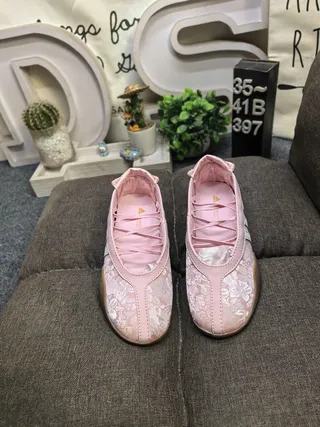 Adidas गुलाबी भूरी लेसहीन उभरा हुआ फूल ऊपरी बैलेट फ्लैट 10