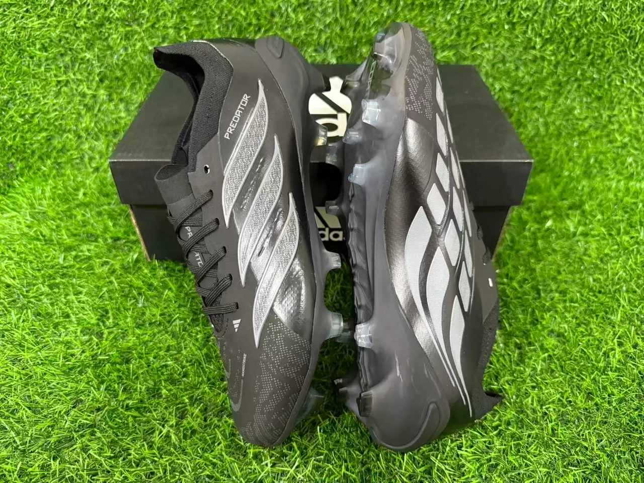 Adidas Predator কালো স্বচ্ছ সিন্থেটিক উপরের স্বচ্ছ নীল টিন্টের স্টাডস দৃঢ় মাটির ফুটবল জুতা 9