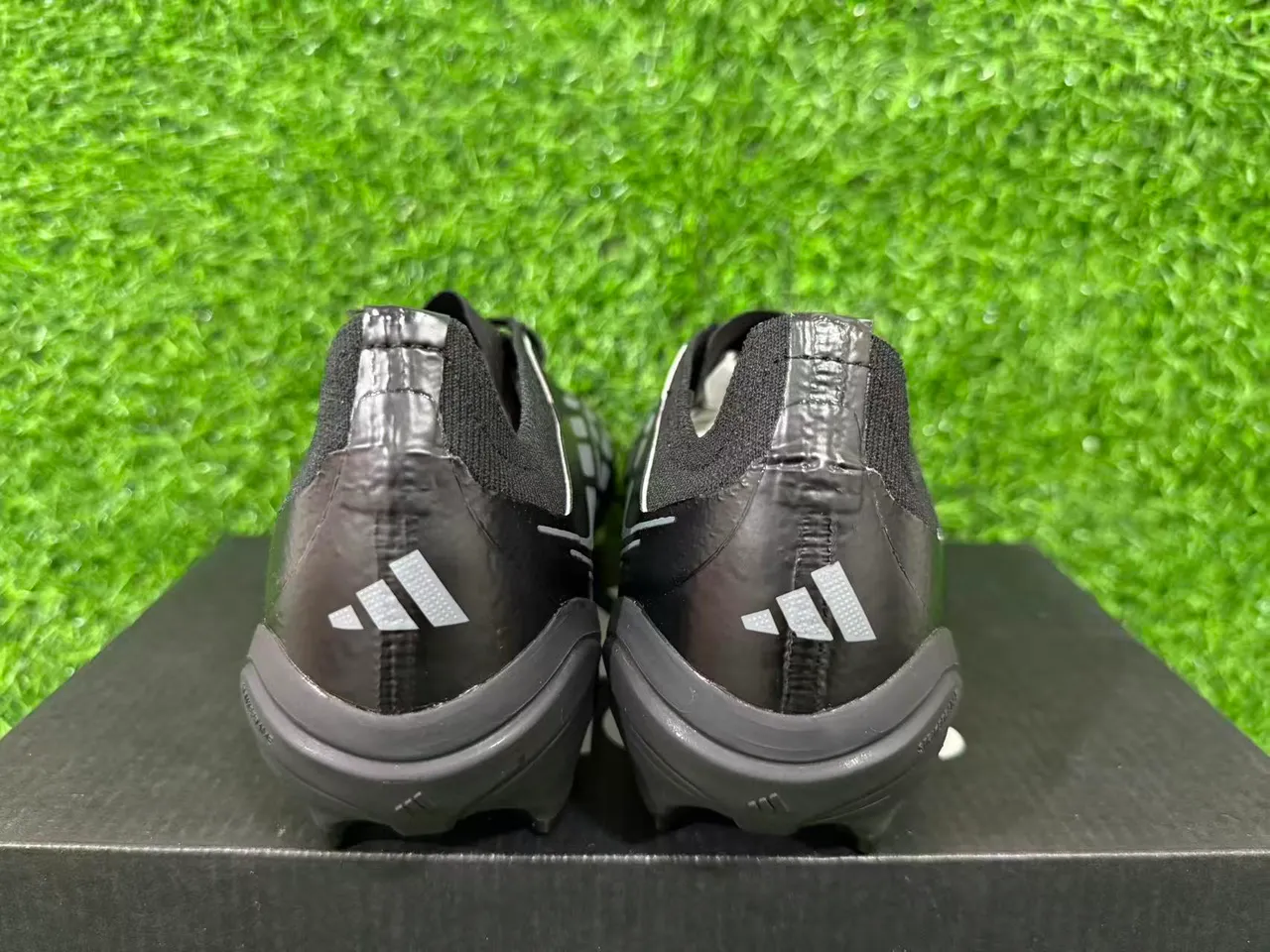 Adidas Predator কালো স্বচ্ছ সিন্থেটিক উপরের স্বচ্ছ নীল টিন্টের স্টাডস দৃঢ় মাটির ফুটবল জুতা 10