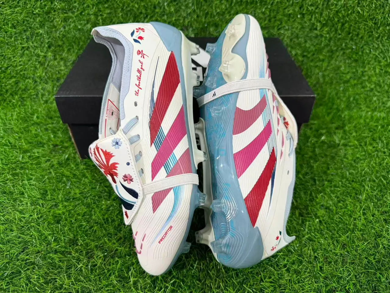 Adidas Predator Blanc Rouge Fermeture à brides sur lacets Texture côtelée à l'avant-pied Chaussures de football pour terrain ferme 10