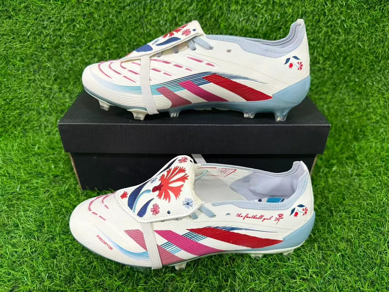 Adidas Predator Blanc Rouge Fermeture à brides sur lacets Texture côtelée à l'avant-pied Chaussures de football pour terrain ferme 14