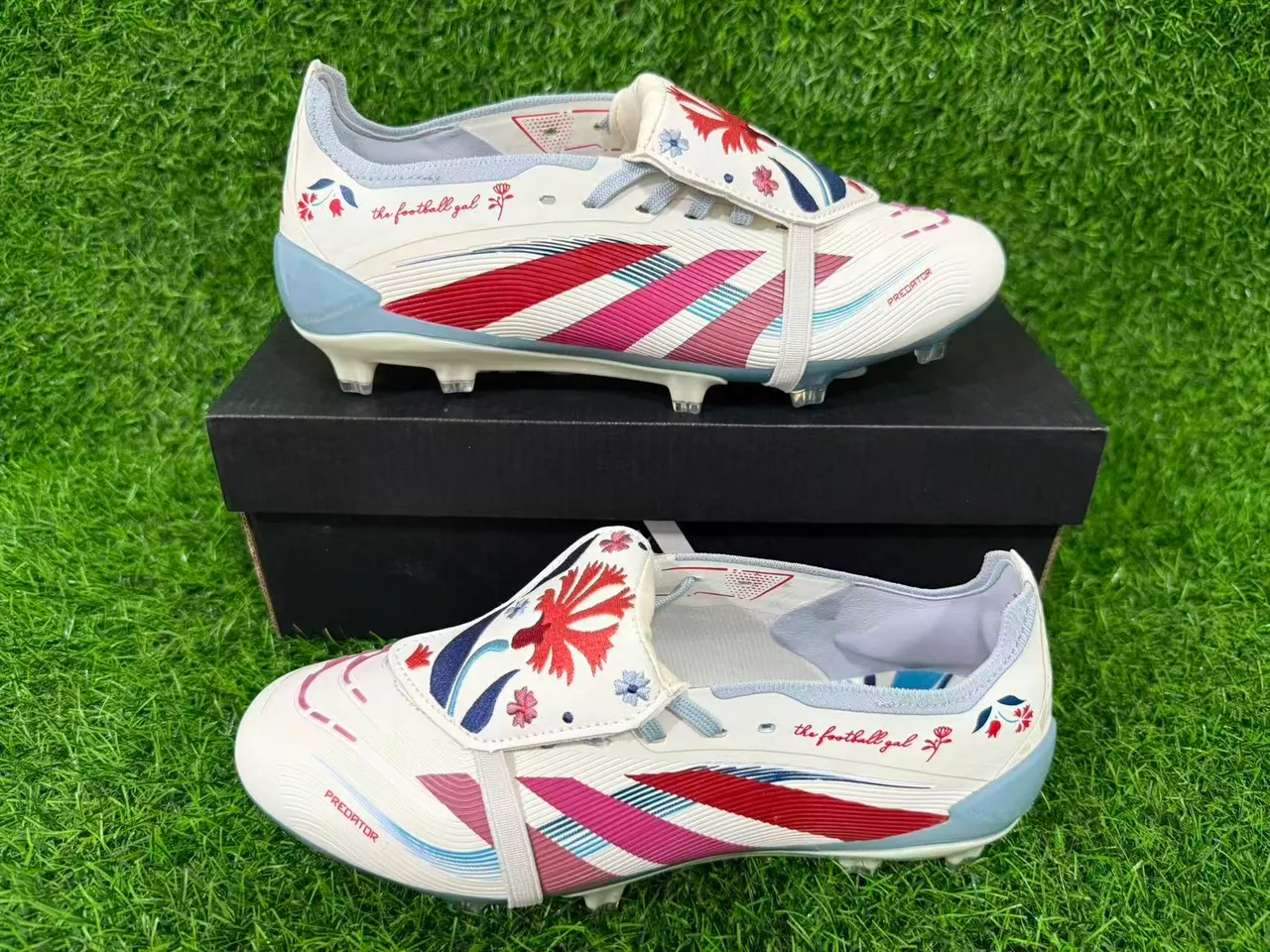 Adidas Predator Blanc Rouge Fermeture à brides sur lacets Texture côtelée à l'avant-pied Chaussures de football pour terrain ferme 15