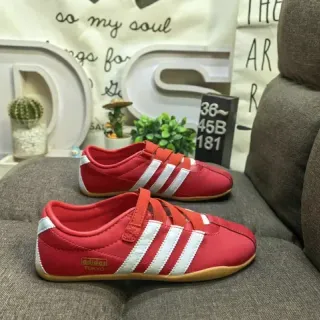 Adidas أحمر وأبيض بدون أربطة حذاء رياضي بأحزمة