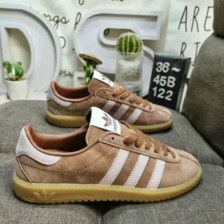 Adidas Samba بني بيج سويدي أعلى ثلاثة خطوط بيضاء حذاء أسلوب حياة
