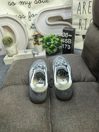 Adidas Samba OG 灰色和米色生活方式运动鞋 8