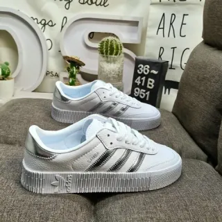 Adidas Samba حذاء أبيض وفضي معدني نمط حياة