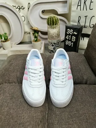Adidas Samba सफेद और चांदी धातु जीवन शैली जूते 10