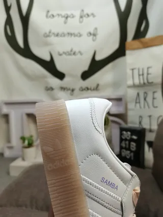 Adidas Samba सफेद और चांदी धातु जीवन शैली जूते 13