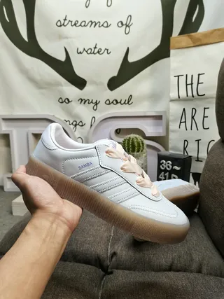 Adidas Samba सफेद और चांदी धातु जीवन शैली जूते 15