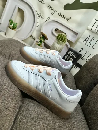 Adidas Samba सफेद और चांदी धातु जीवन शैली जूते 17