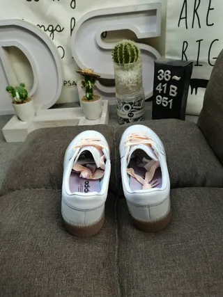 Adidas Samba सफेद और चांदी धातु जीवन शैली जूते 18