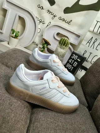 Adidas Samba सफेद और चांदी धातु जीवन शैली जूते 19