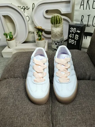 Adidas Samba सफेद और चांदी धातु जीवन शैली जूते 20