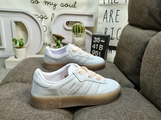 Adidas Samba सफेद और चांदी धातु जीवन शैली जूते 21