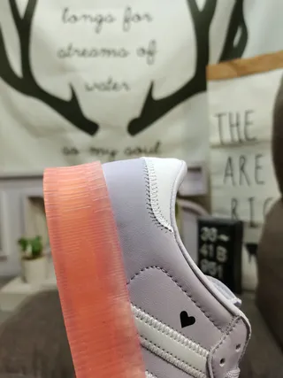 Adidas Samba सफेद और चांदी धातु जीवन शैली जूते 23