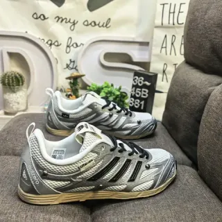 Adidas حذاء رياضي أسلوبي فضي وأسود بثلاث شرائط