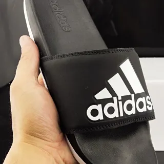Adidas Slide 黑色和白色拖鞋