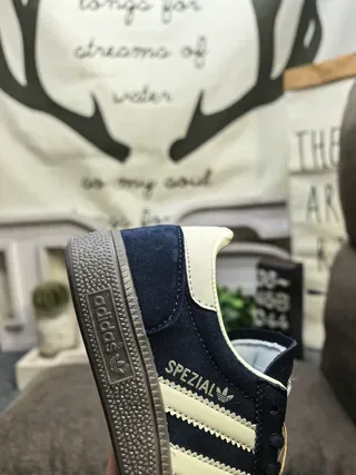 Adidas Spezial Gris y Crema Ante Lifestyle Sneakers 3