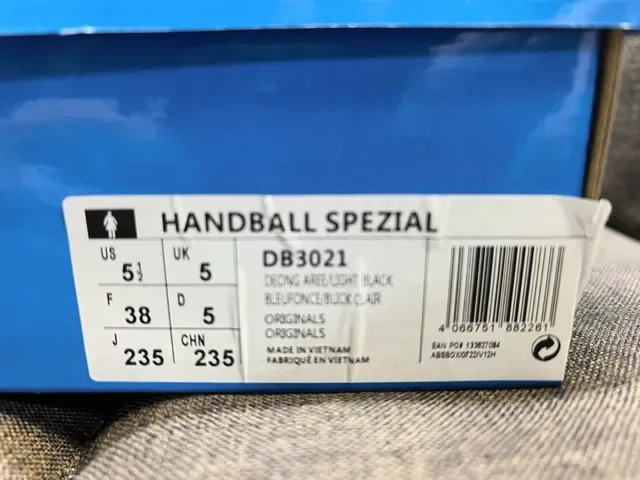 Adidas Spezial Gris y Crema Ante Lifestyle Sneakers 12