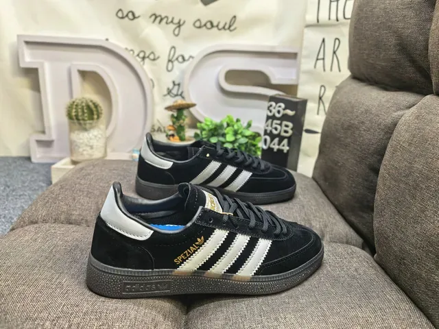 Adidas Spezial Gris y Crema Ante Lifestyle Sneakers 21